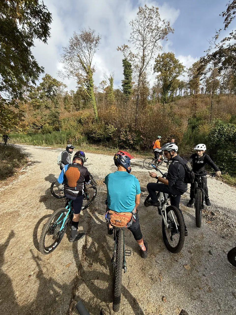 Biker in attesa di partenza per i trail