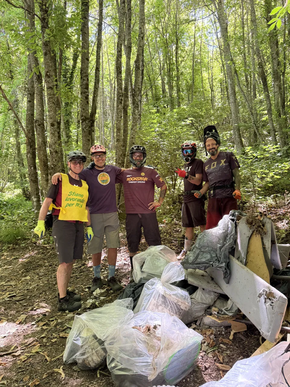 Volontari che raccolgono rifiuti a Monte Cavo