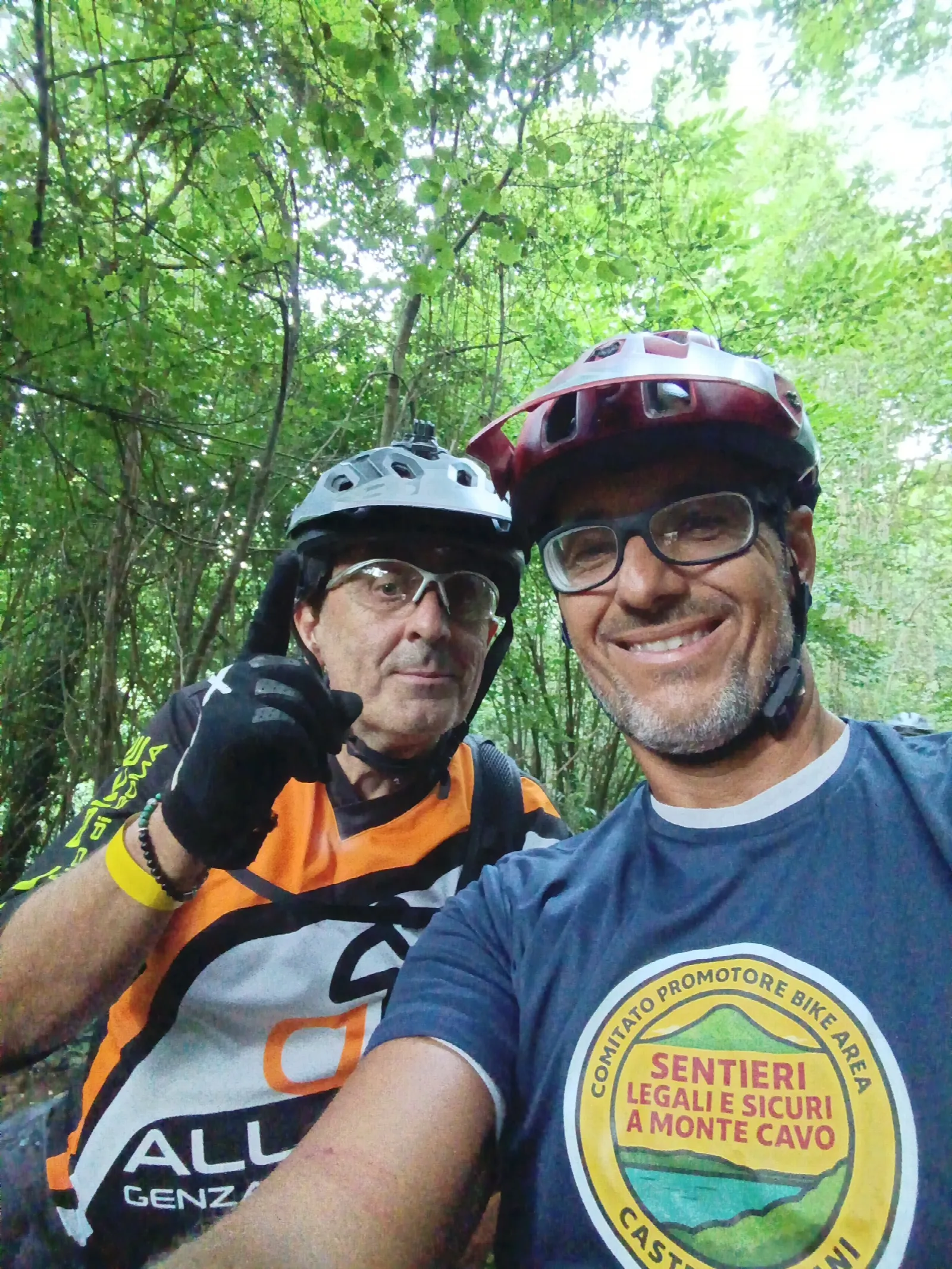 Due biker sorridenti con il casco durante «Sentieri al tramonto»
