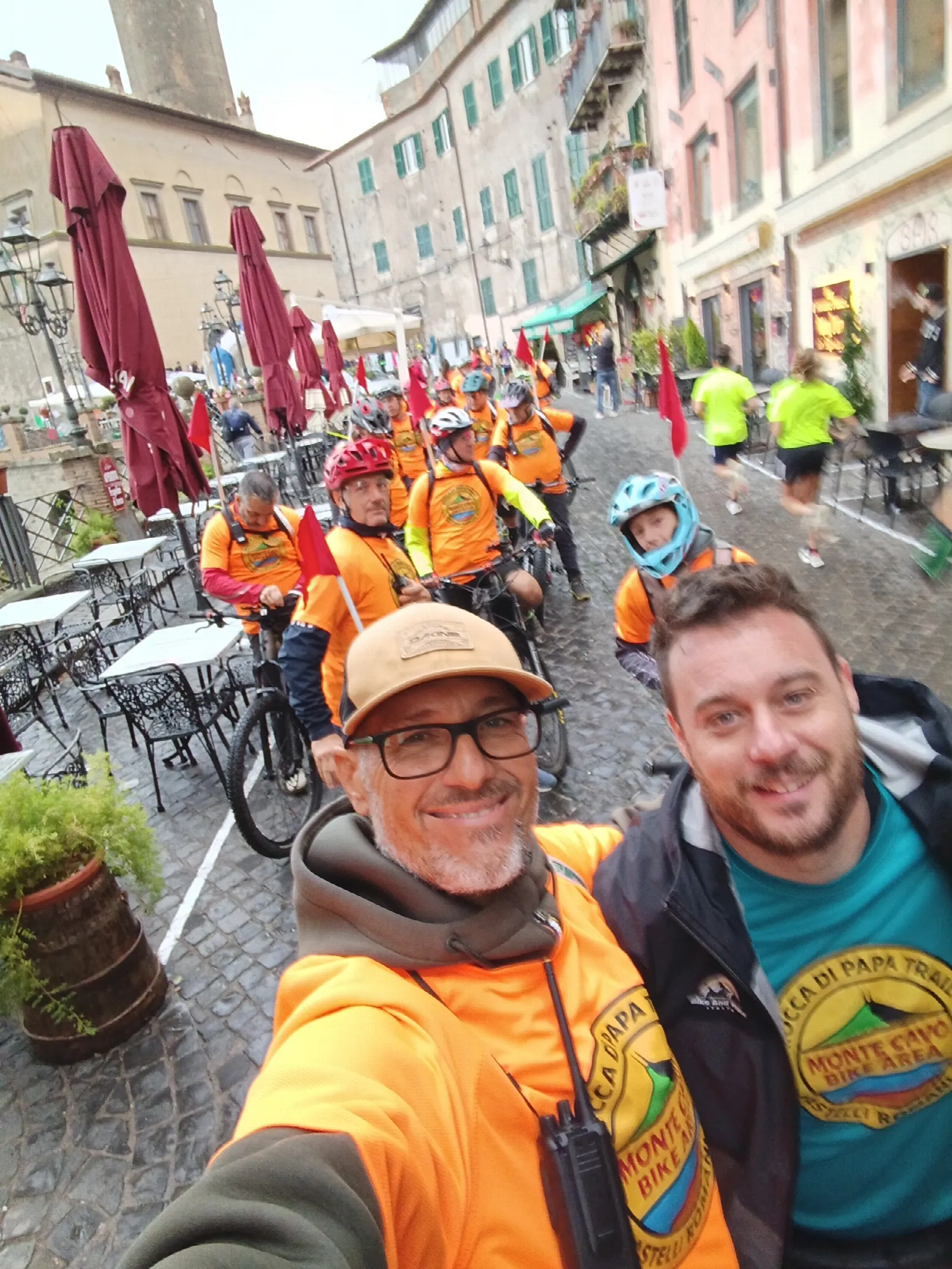 Volontari in arancione dell'ASD in piazza durante la Mezza Maratona dei Castelli Romani