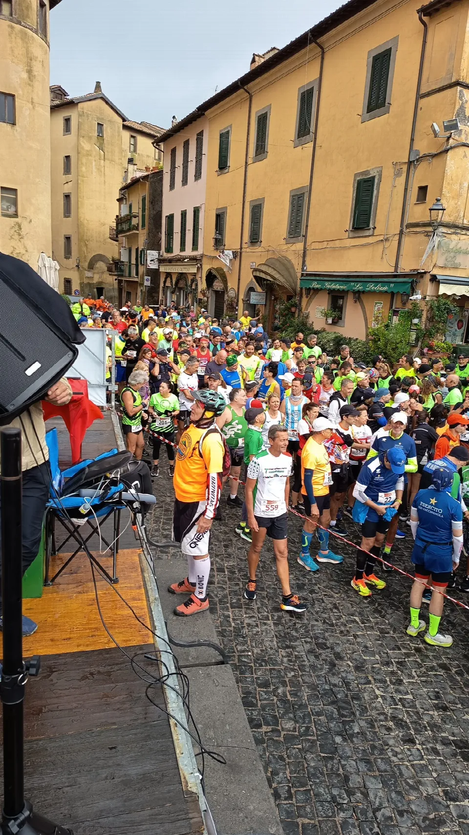 Runner al via della 26ª Mezza Maratona dei Castelli Romani in una piazza del centro storico