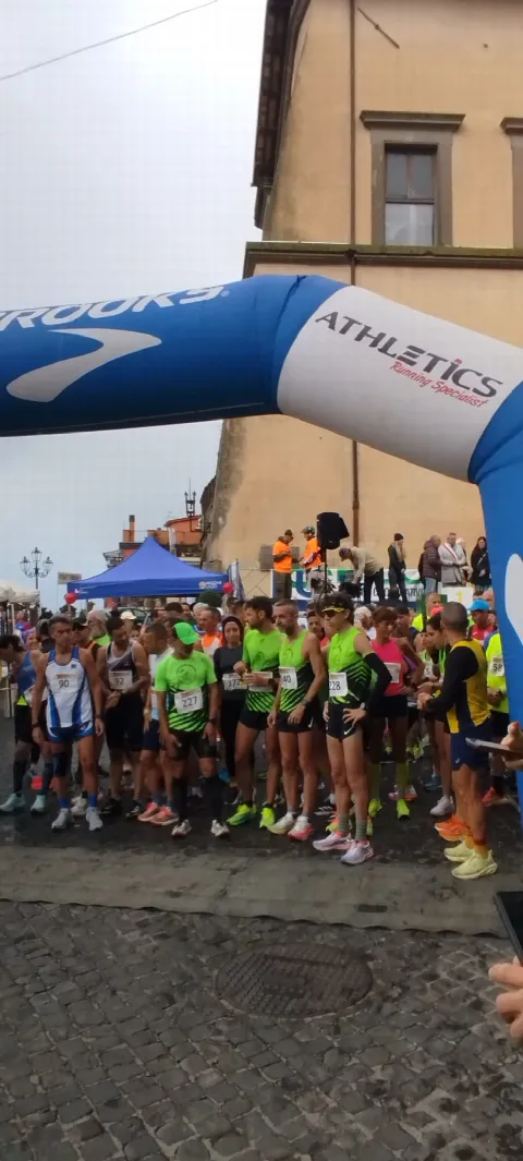 Runner in partenza sotto l'arco gonfiabile della Mezza Maratona dei Castelli Romani