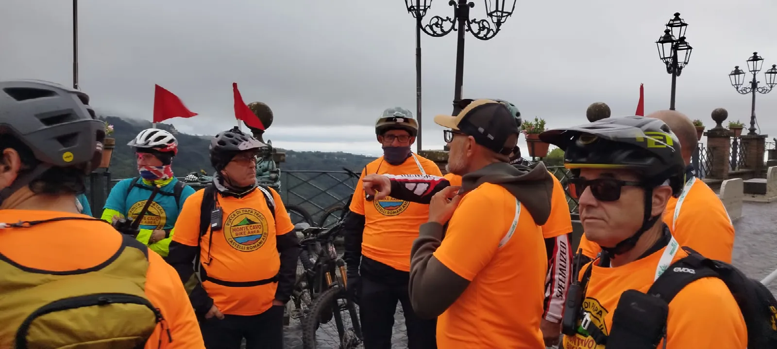 Biker dell'associazione con le maglie arancioni pronti a seguire la Mezza Maratona dei Castelli Romani