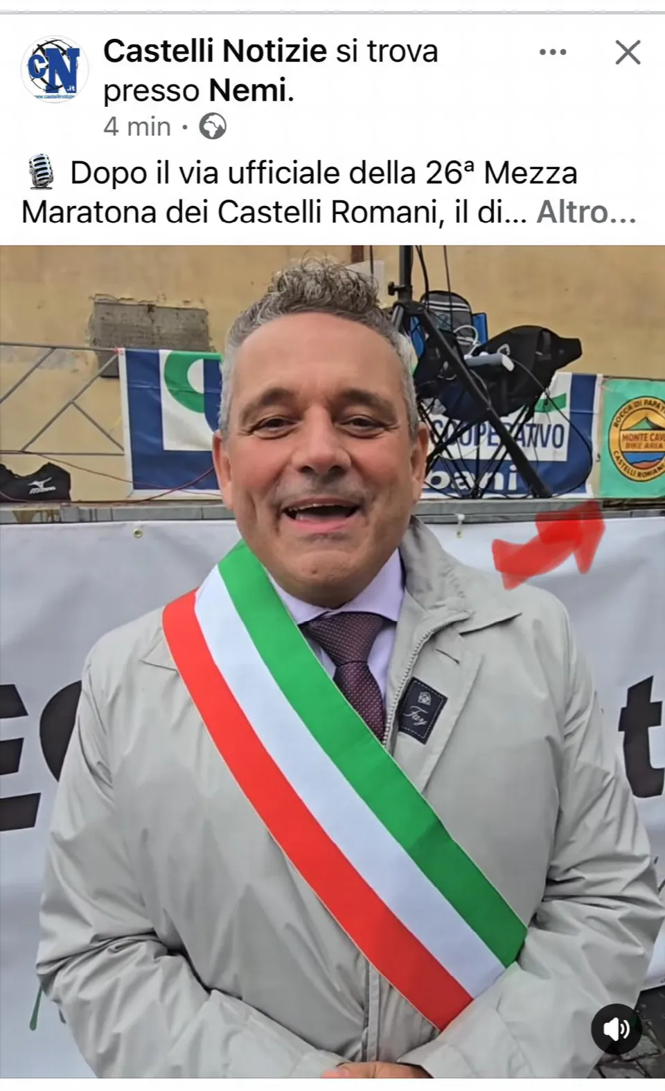 Post di Castelli Notizie sulla partenza della 26ª Mezza Maratona dei Castelli Romani, con un sindaco con la fascia tricolore