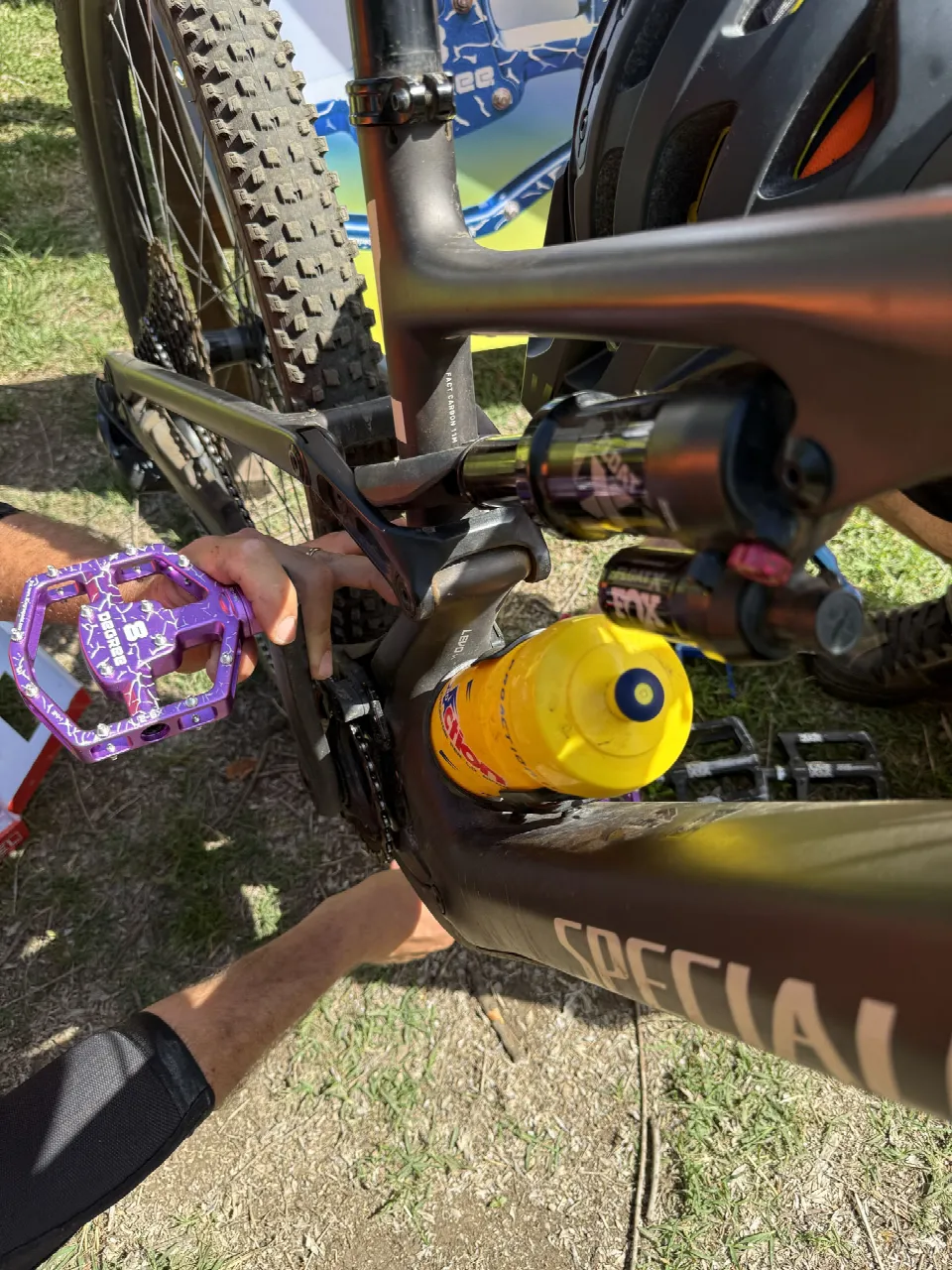 Un pedale 8 Degree viola montato su una mountain bike