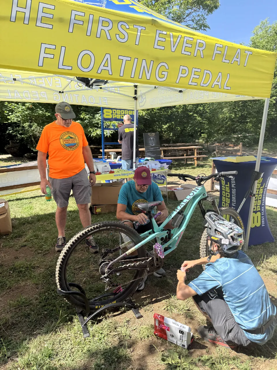 Montaggio dei pedali di prova sotto il gazebo giallo di 8 Degree Pedal