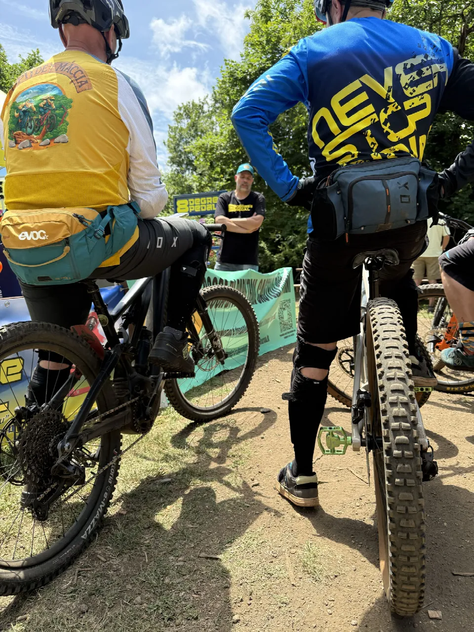 Due biker in sella pronti a provare i pedali sul percorso