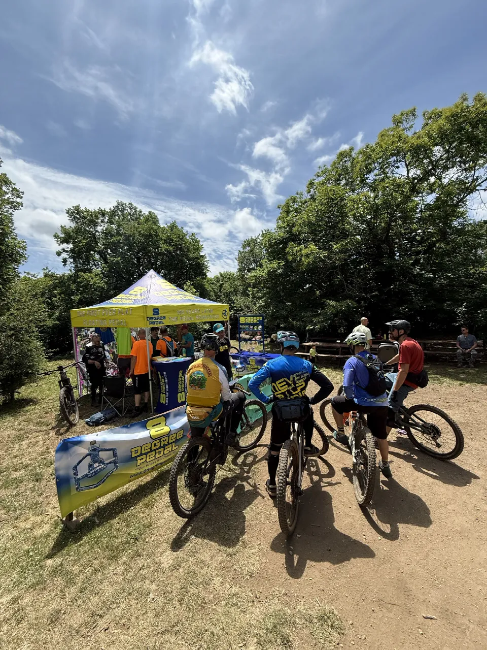 Biker con le mountain bike davanti allo stand del Test Day nel prato