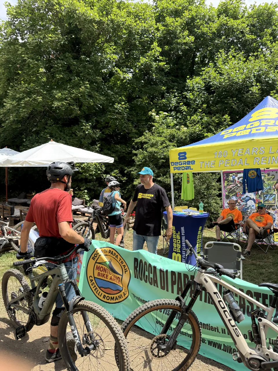 Biker con le mountain bike vicino allo striscione dell'ASD al Test Day