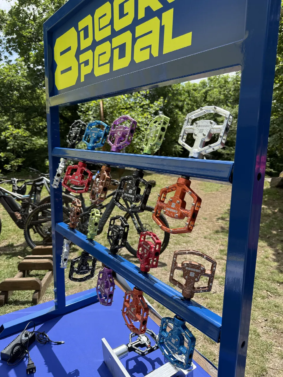 Espositore di 8 Degree Pedal con i pedali di tutti i colori all'aperto