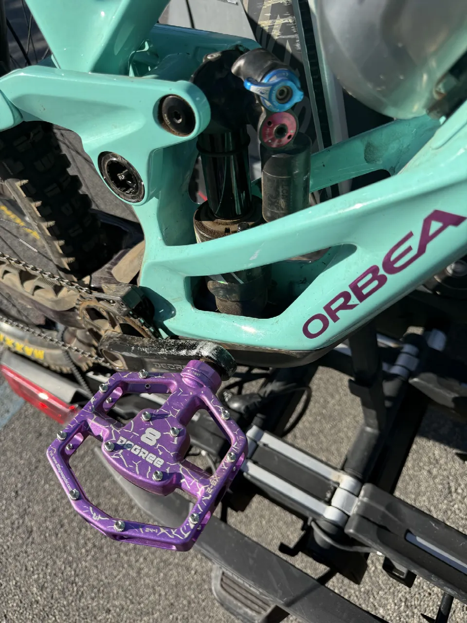 Pedale 8 Degree viola su una mountain bike Orbea verde acqua