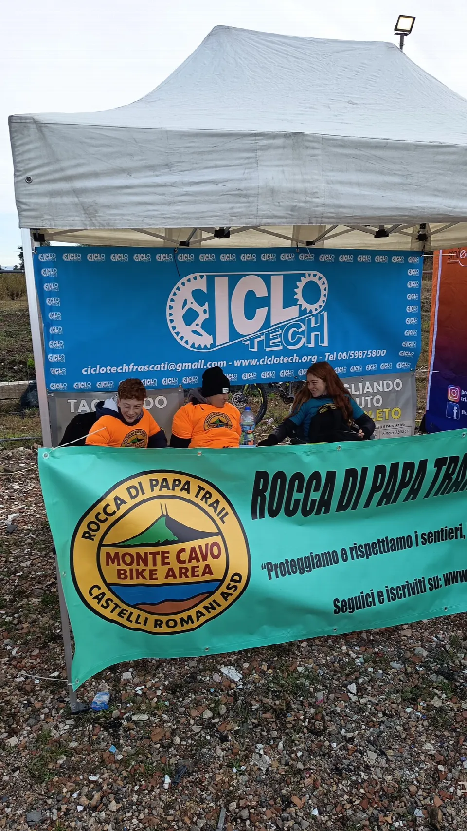 Striscione dell'ASD Rocca di Papa Trail Monte Cavo sotto il gazebo Ciclo