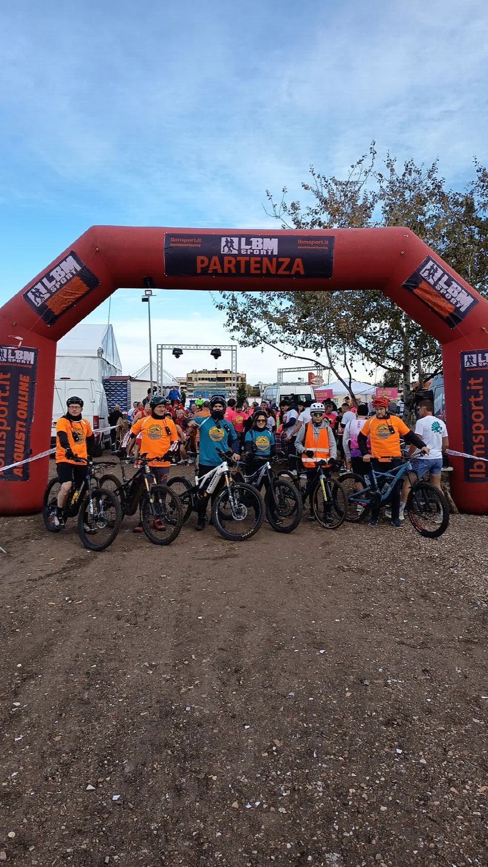 Biker dell'associazione davanti all'arco della Corsa di Chiara