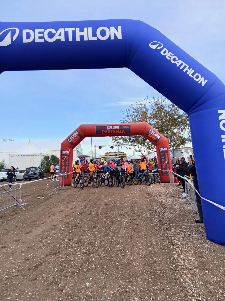 Arco Decathlon e arco di arrivo con i biker in fila durante la Corsa di Chiara