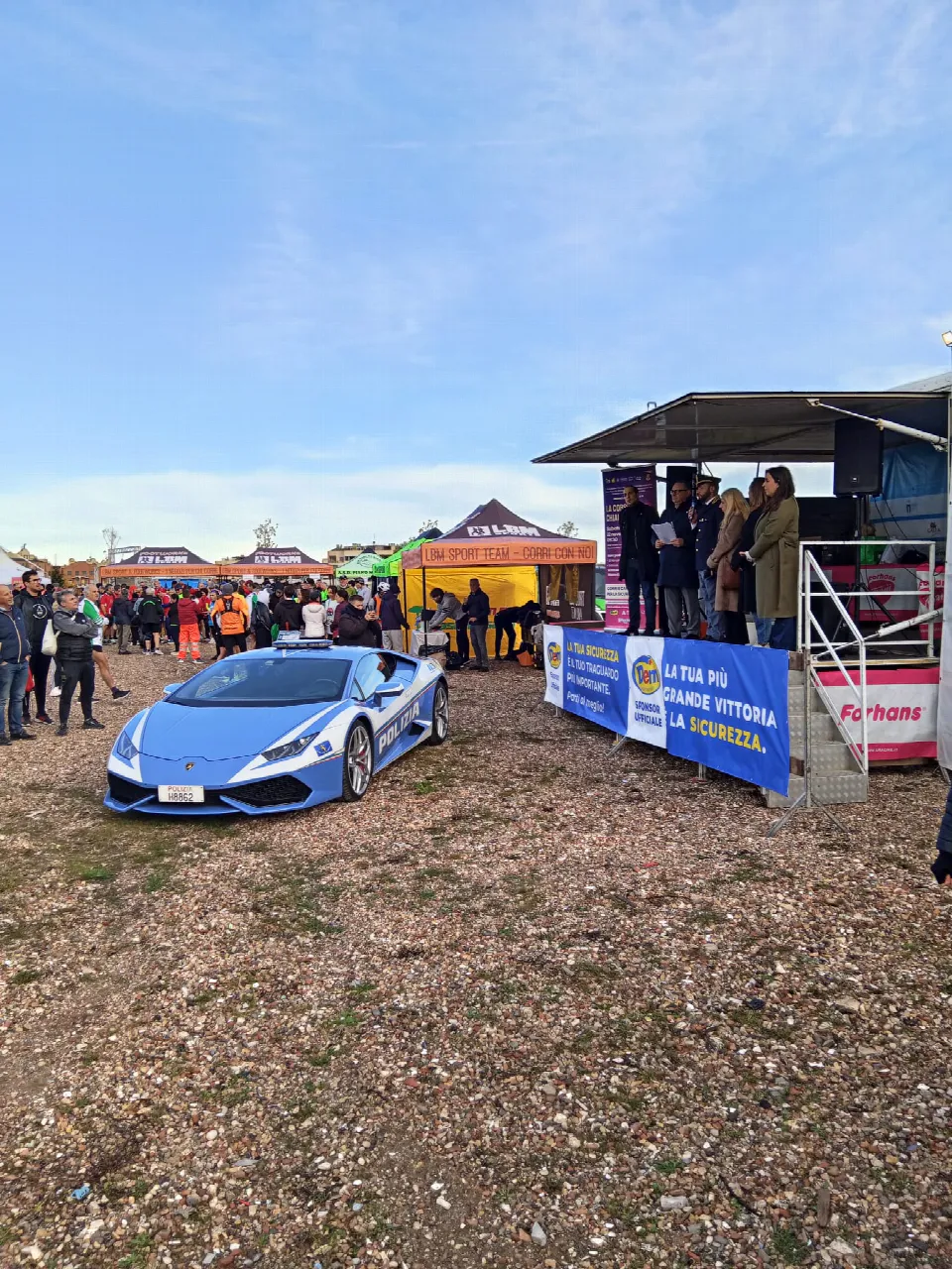 Area eventi della Corsa di Chiara con un'auto della Polizia e i gazebo