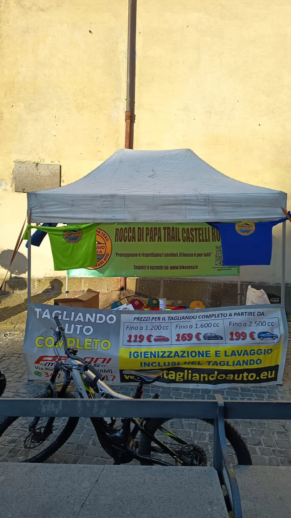 Gazebo dell'associazione con uno striscione al Trail del Bosco Sacro
