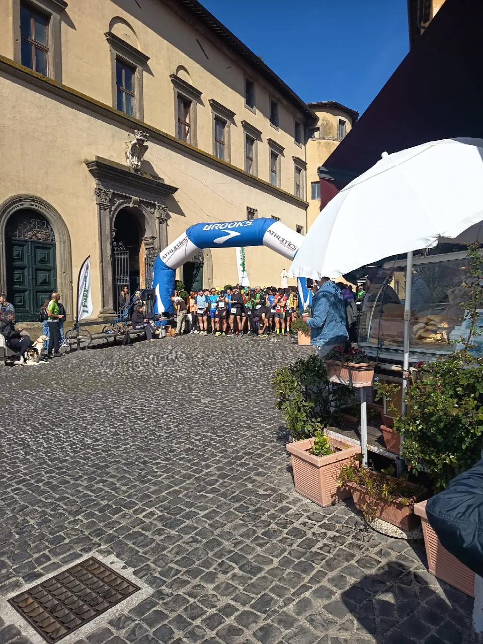 Partenza del Trail del Bosco Sacro nella piazza di Nemi