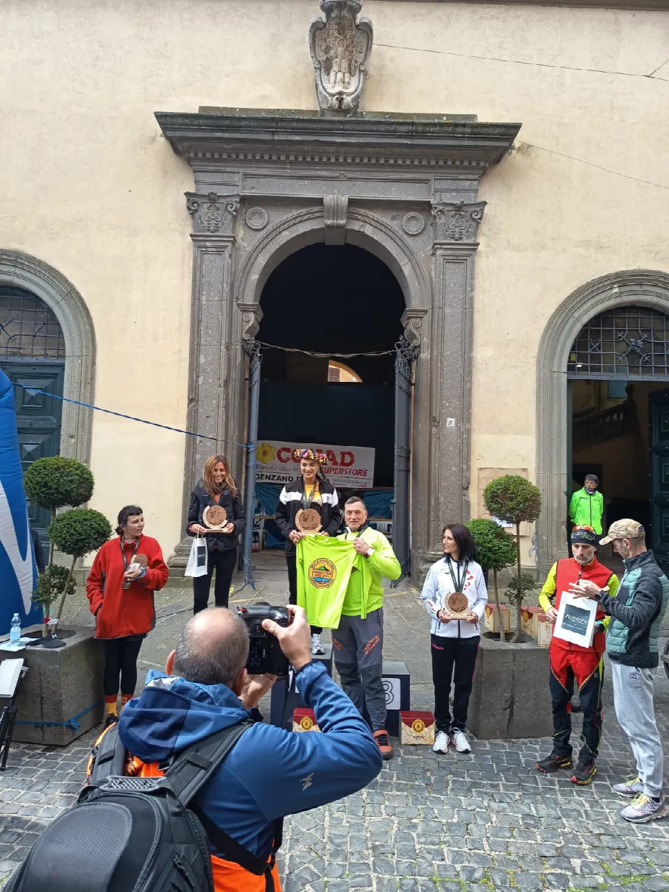 Premiazione davanti al palazzo nella piazza di Nemi durante il Trail del Bosco Sacro
