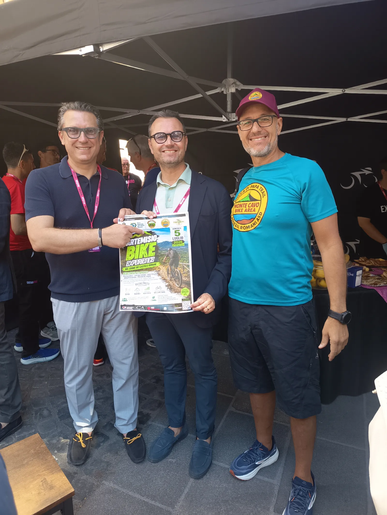 Tre persone mostrano la locandina dell'Artemisio Bike Experience