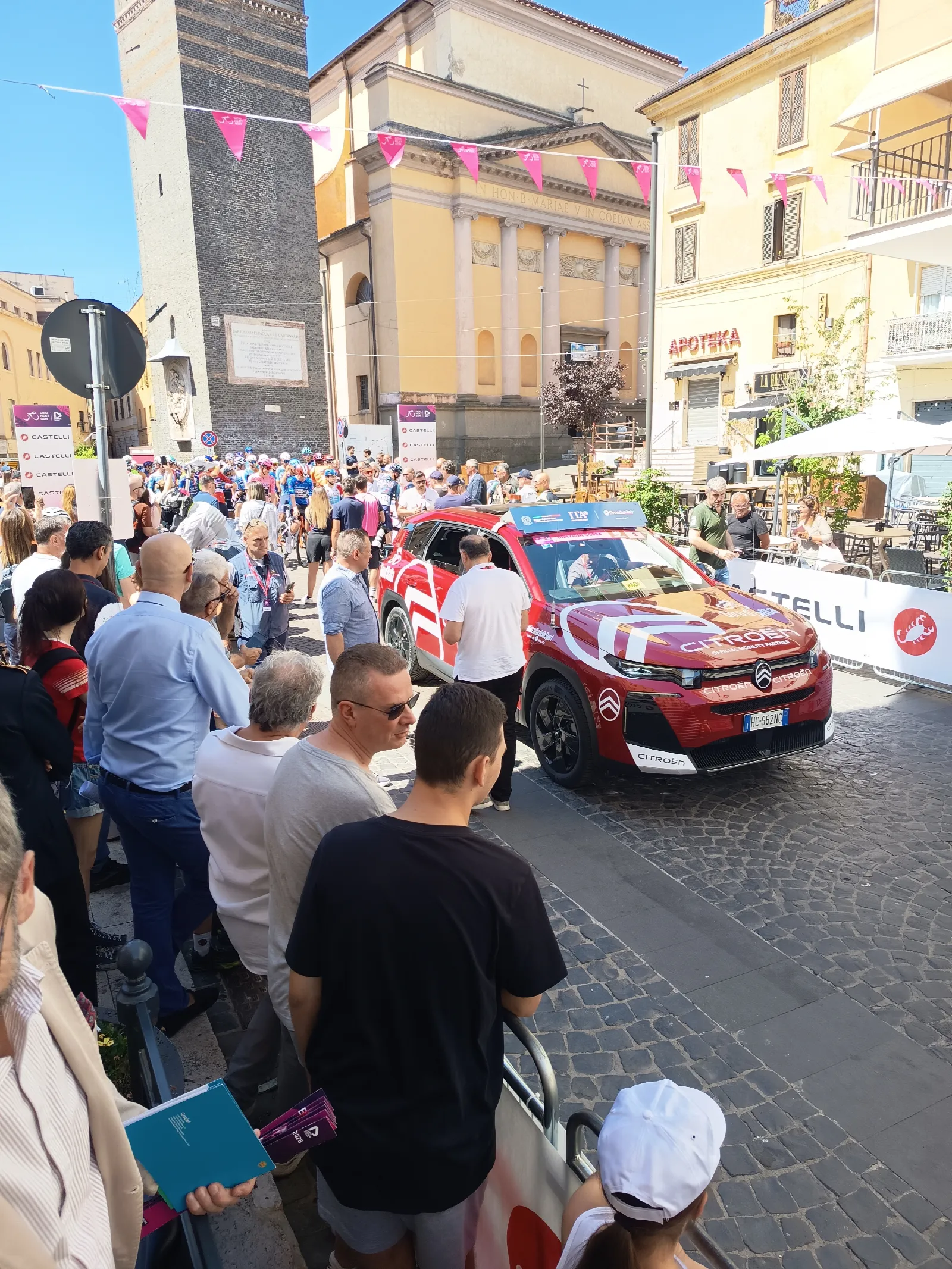 Pubblico al passaggio della carovana del Giro Next Gen nel centro di Velletri