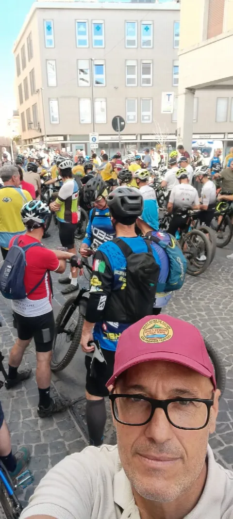 Selfie di un socio tra i biker in partenza all'Artemisio Bike Experience
