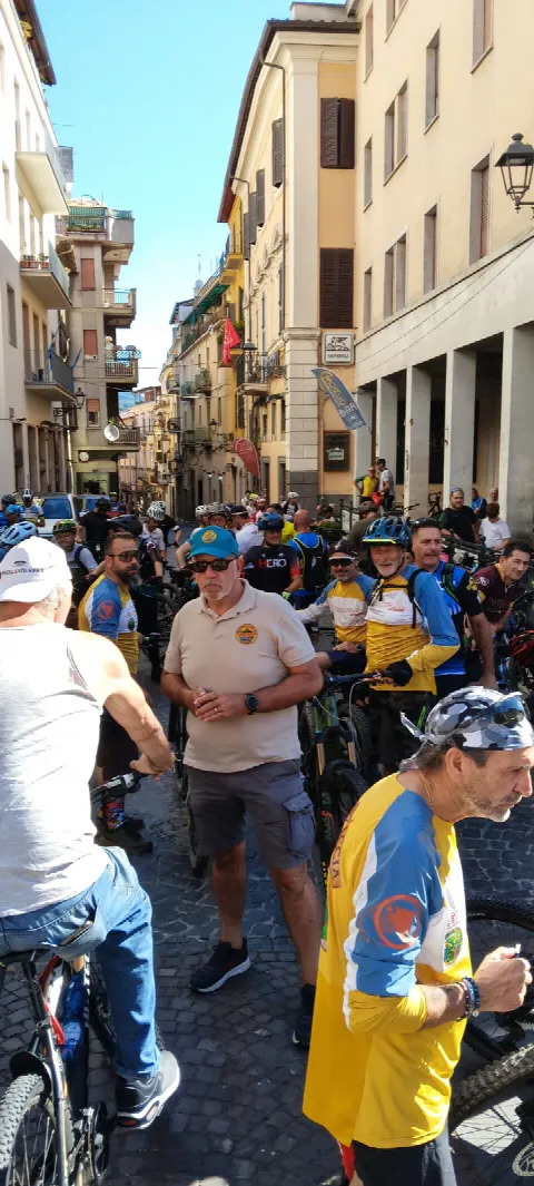 Biker in una via del centro di Velletri alla partenza dell'Artemisio Bike Experience