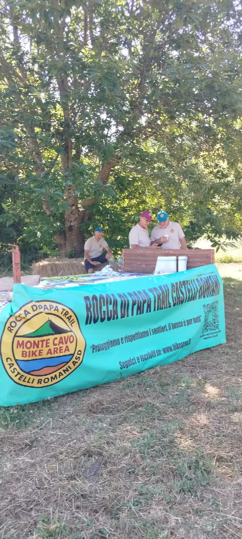 Stand dell'associazione con lo striscione azzurro nel bosco