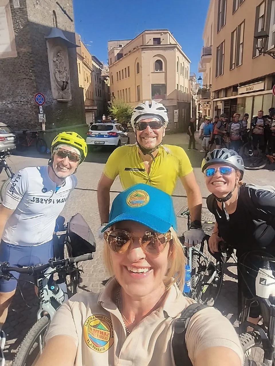 Selfie di un gruppo di biker sorridenti con il casco a Velletri