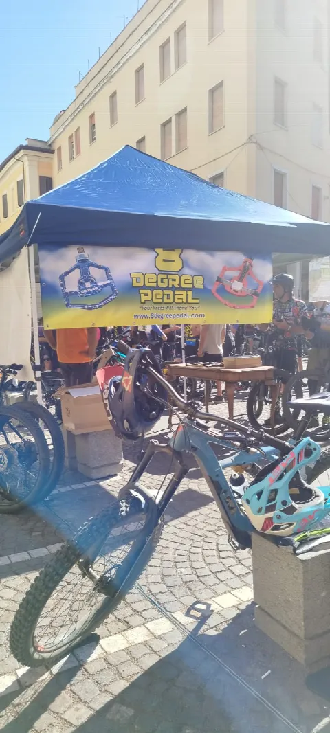 Gazebo con le mountain bike in piazza all'Artemisio Bike Experience