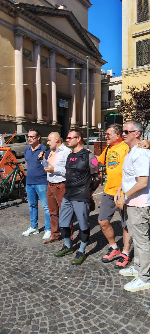 Organizzatori e partecipanti sotto i portici di Velletri all'Artemisio Bike Experience