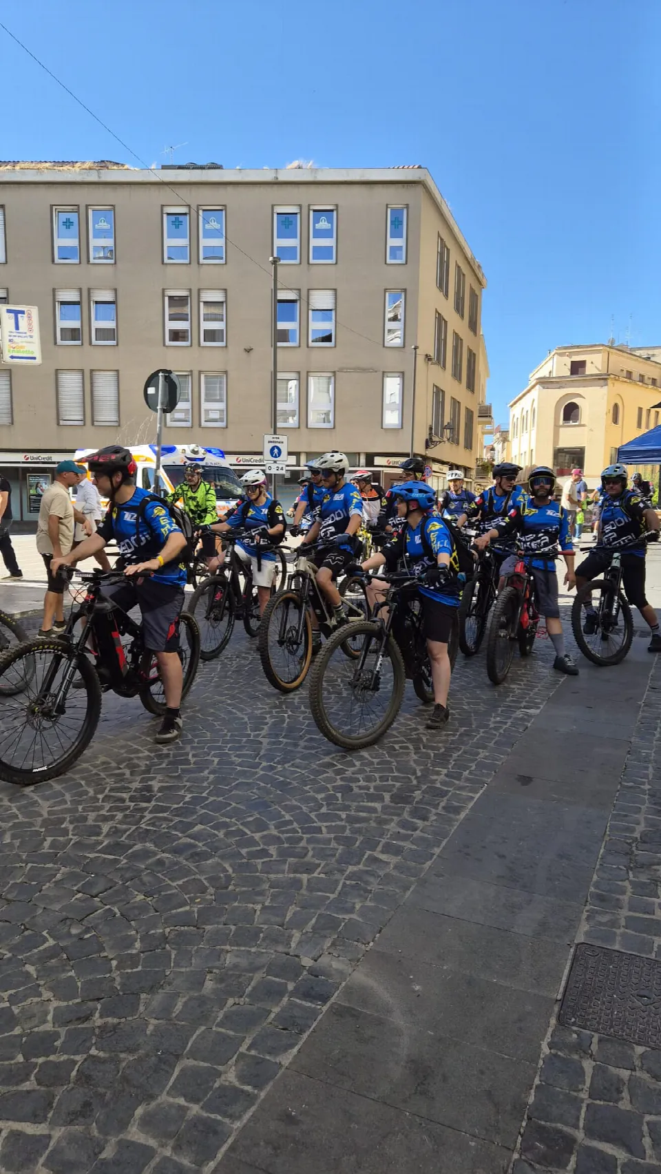 Biker in piazza a Velletri prima della partenza dell'Artemisio Bike Experience