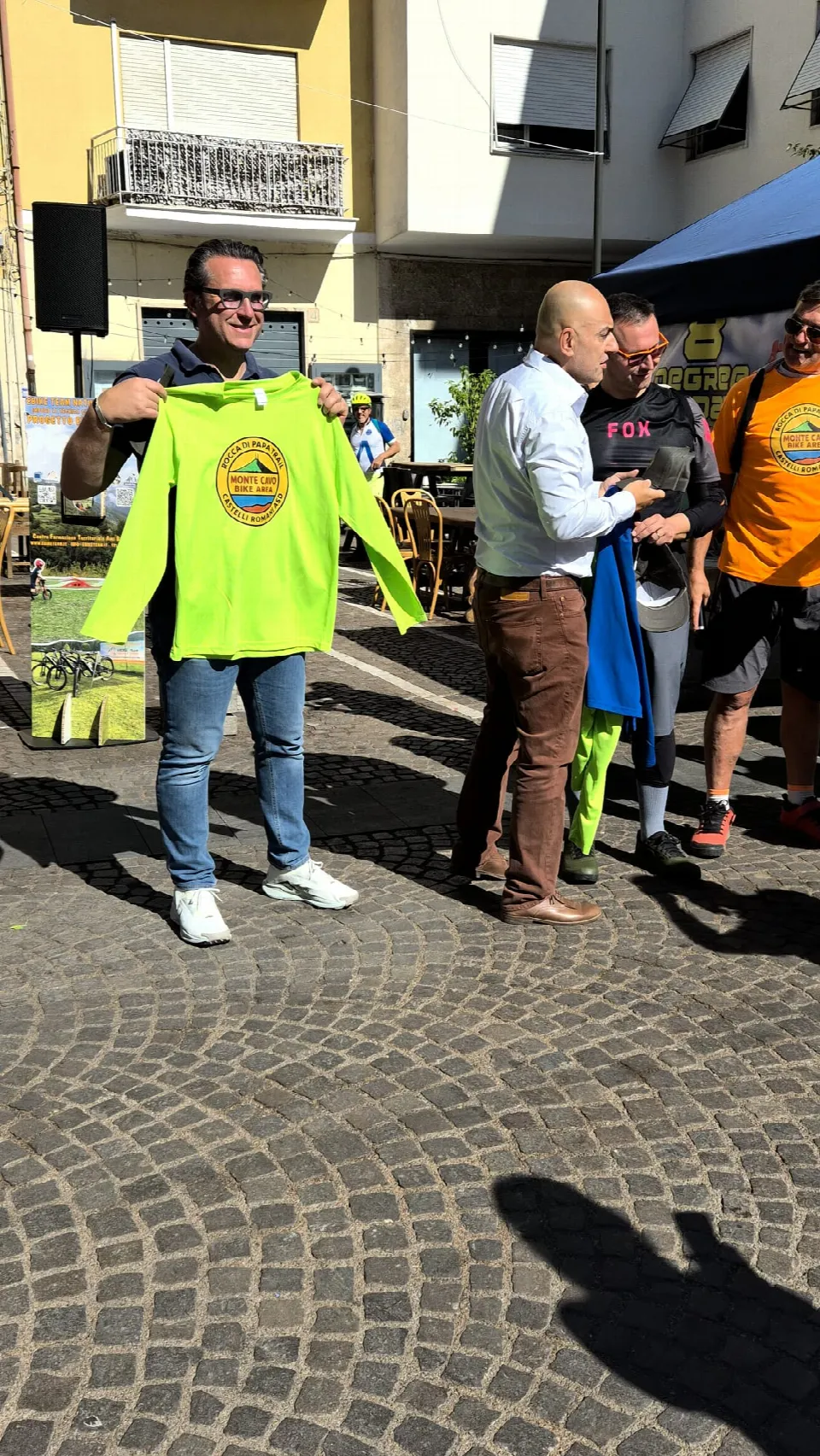Consegna di una maglia gialla in piazza durante l'Artemisio Bike Experience