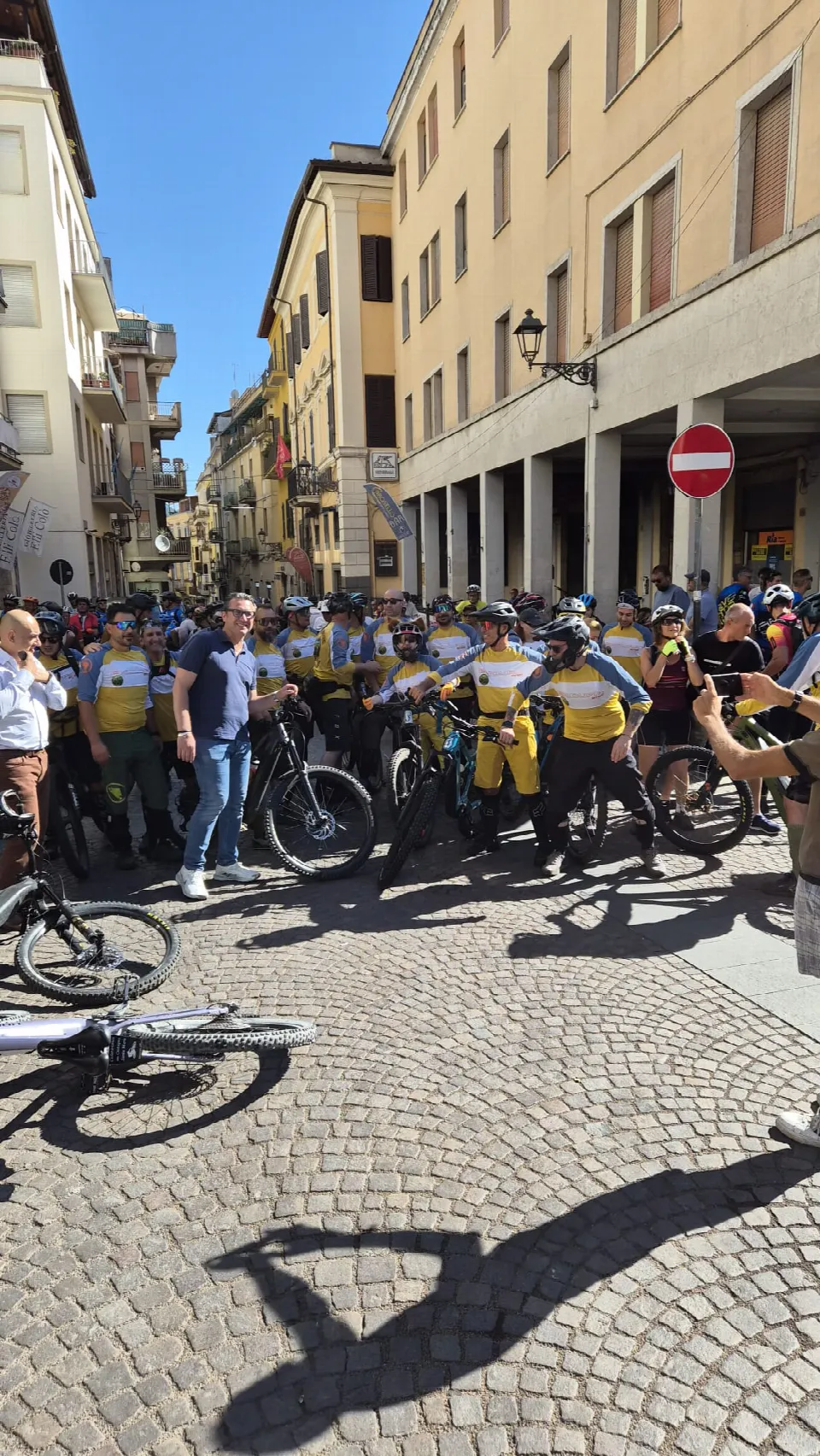 Centinaia di biker in partenza nel centro di Velletri