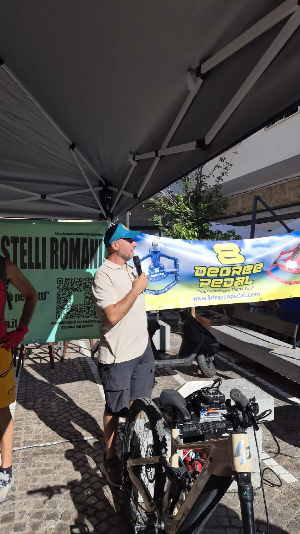 Gazebo dello stand con lo striscione Castelli Romani durante l'evento