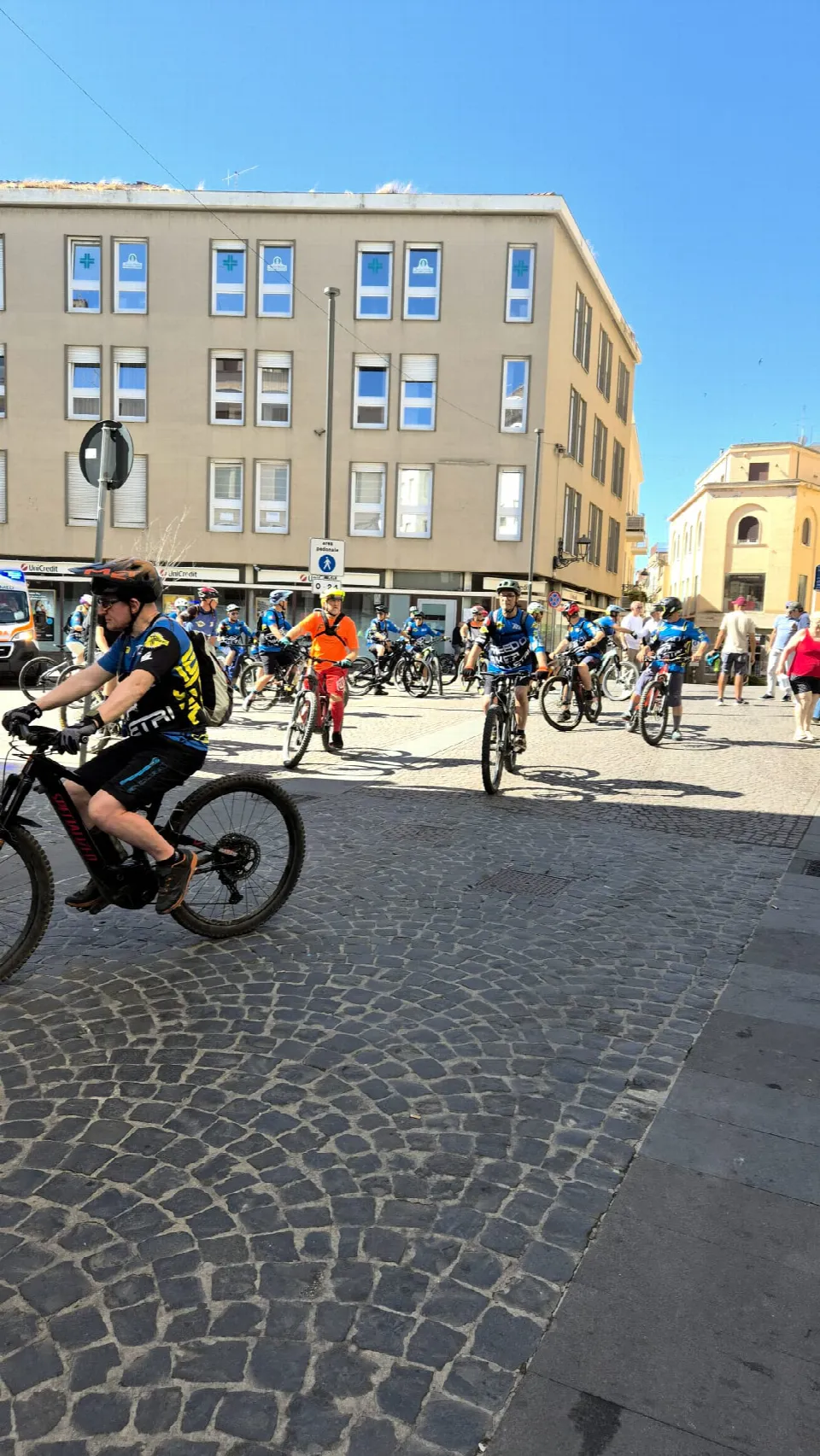 Biker in piazza a Velletri all'Artemisio Bike Experience