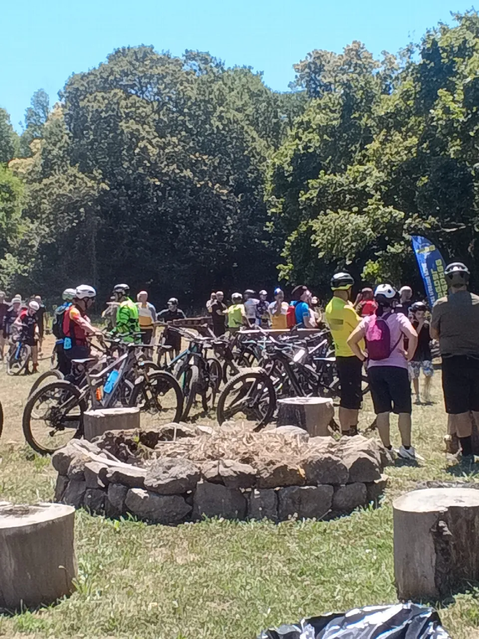 Biker radunati in una radura del bosco al ristoro