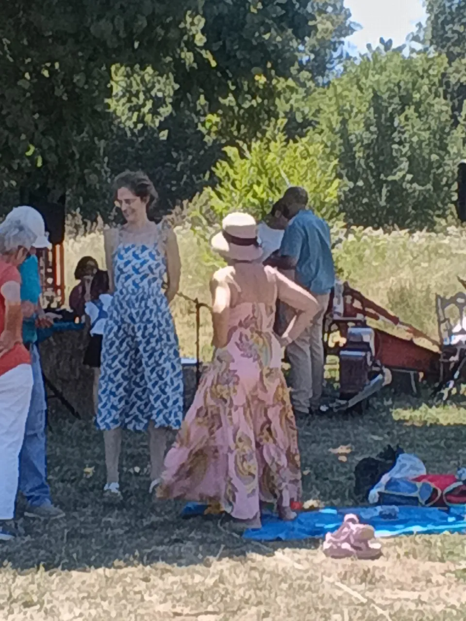 Partecipanti al ristoro nel prato durante l'Artemisio Bike Experience