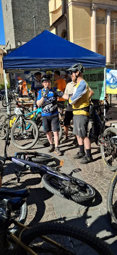 Partecipanti con le biciclette davanti al gazebo in piazza a Velletri