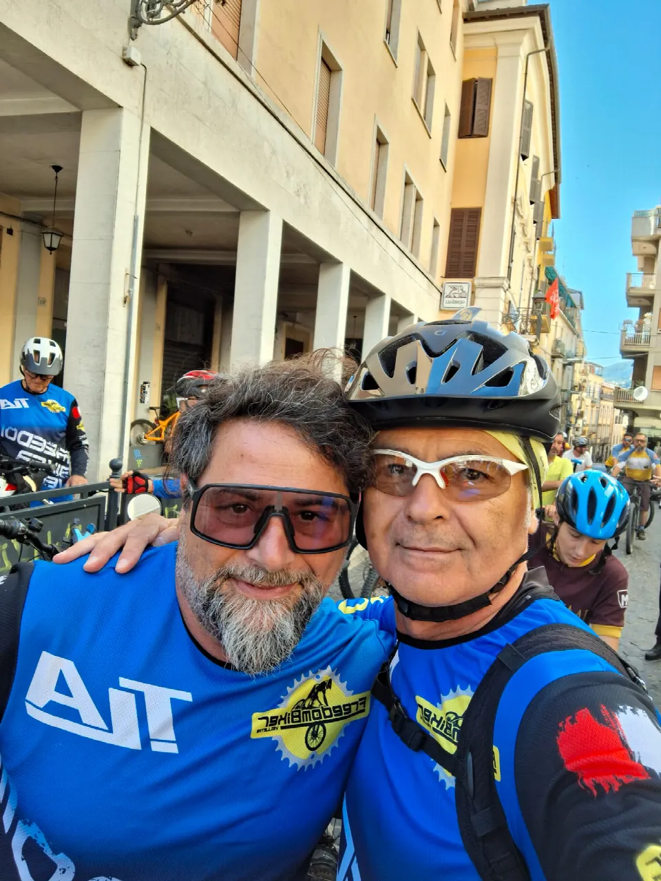 Selfie di due biker con il casco all'Artemisio Bike Experience