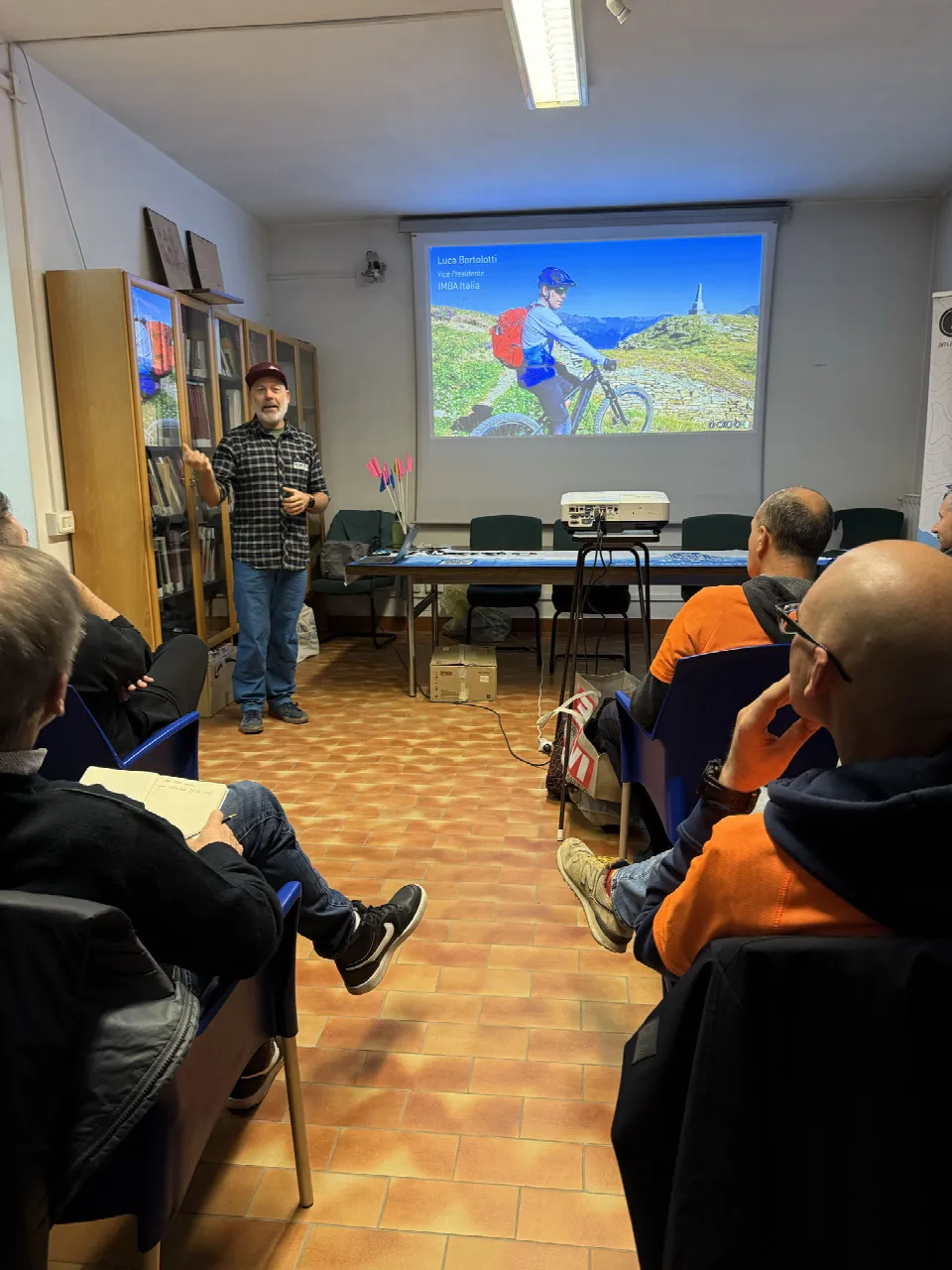 Lezione in aula del corso IMBA con la presentazione proiettata sullo schermo