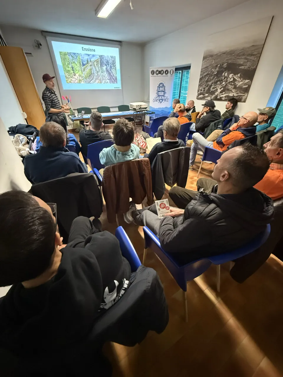 Partecipanti seduti in aula durante la formazione IMBA sulla costruzione dei sentieri
