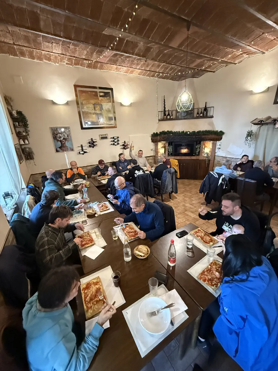 Partecipanti al corso IMBA a pranzo in una sala con il camino