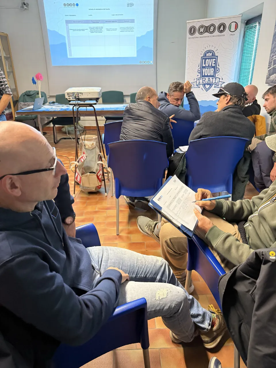 Partecipanti al corso IMBA che prendono appunti durante la lezione