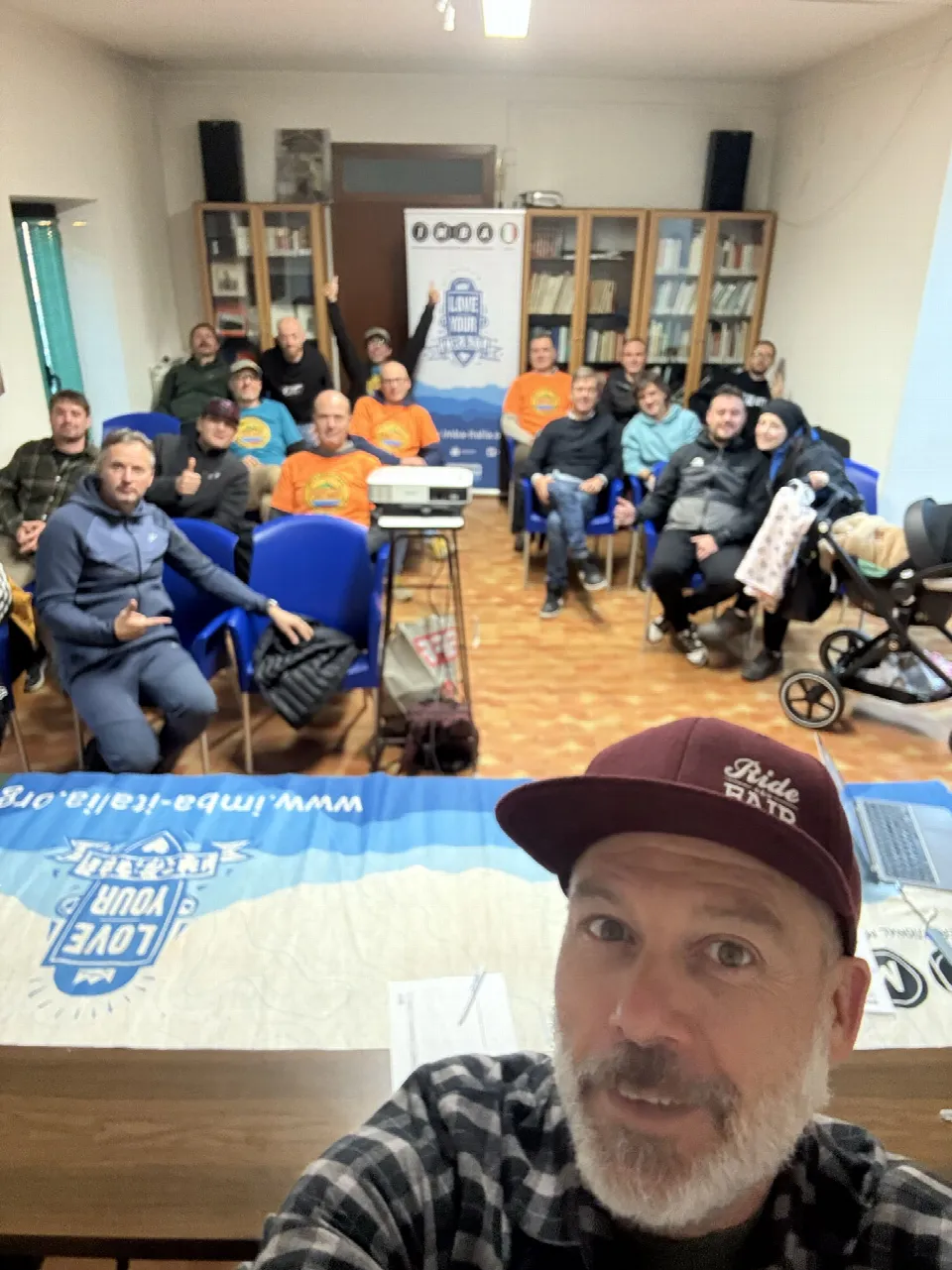 Selfie del formatore con i partecipanti al corso IMBA in aula