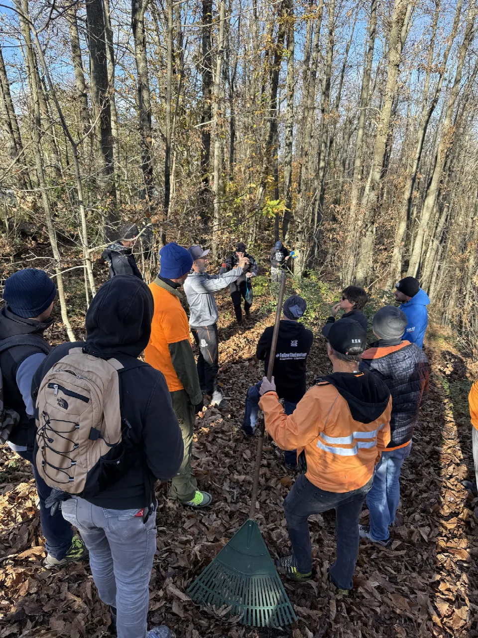 Gruppo del corso IMBA nel bosco durante la parte pratica