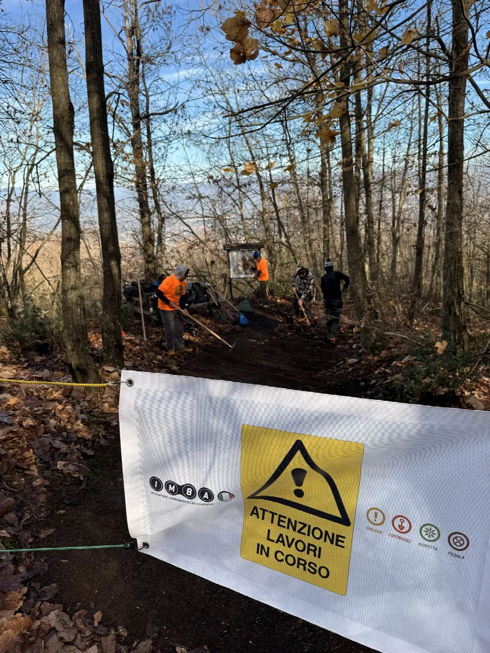 Cartello «Attenzione lavori in corso» davanti al cantiere del sentiero nel bosco