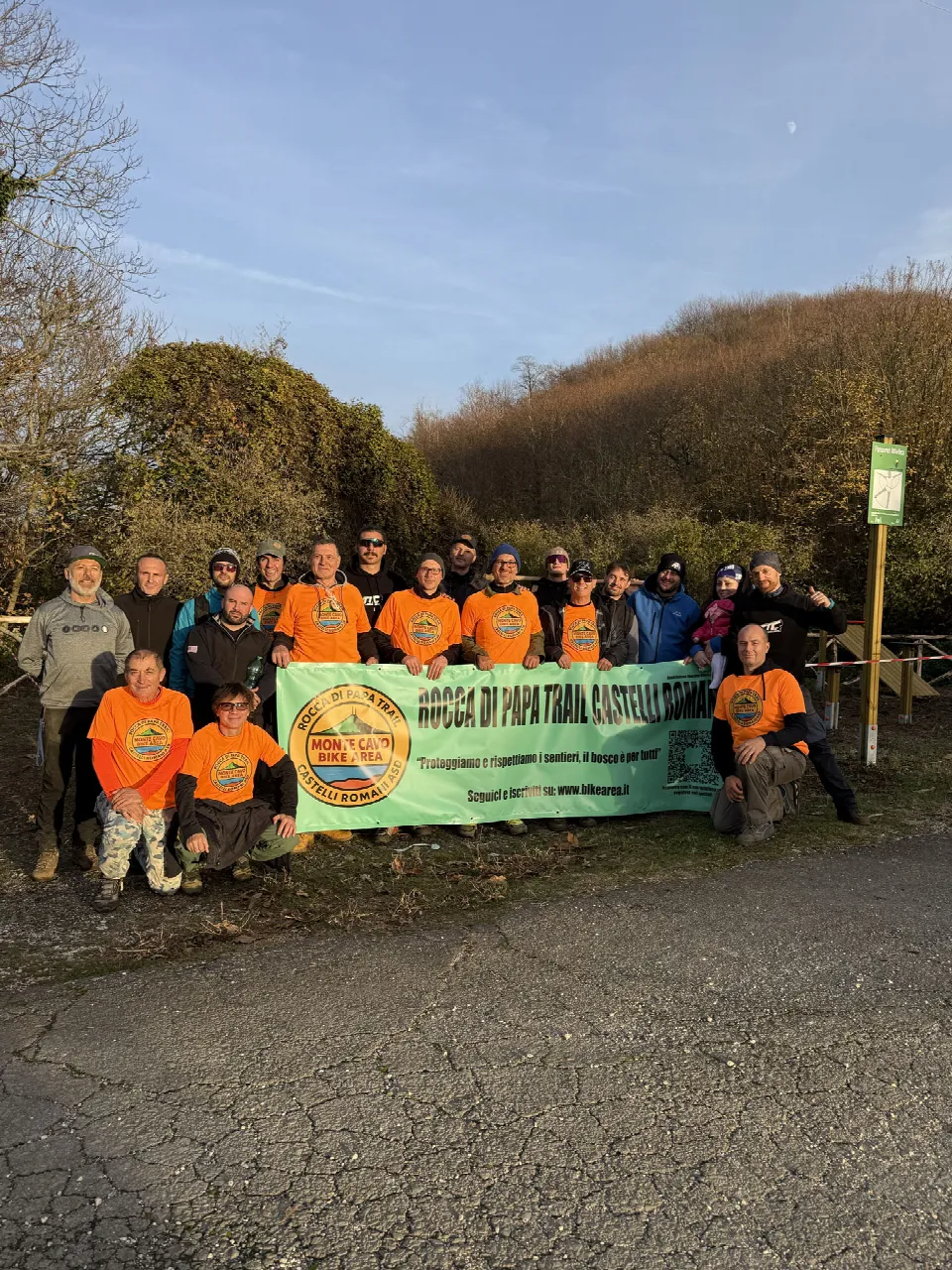 Foto di gruppo dei partecipanti al corso IMBA con lo striscione dell'associazione