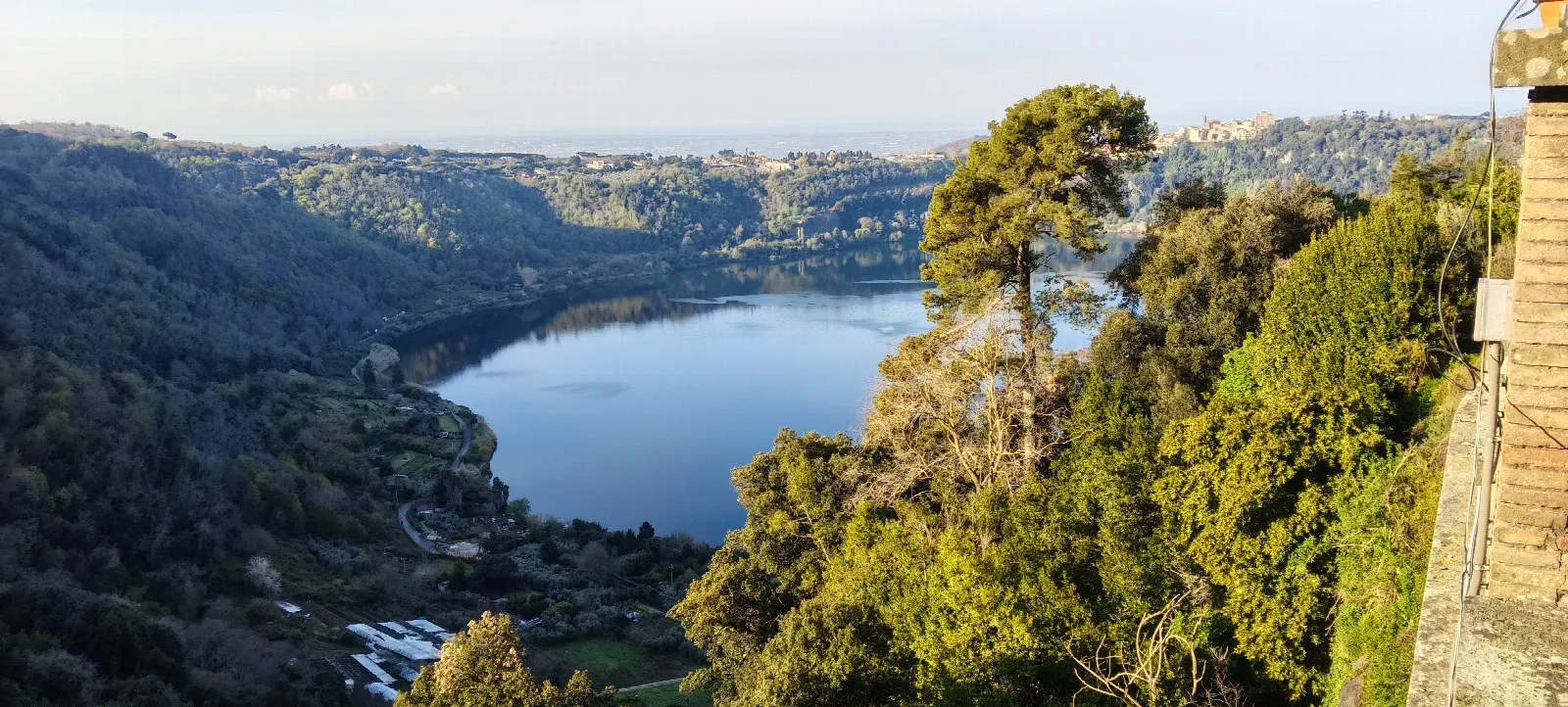 Il lago di Nemi visto dall'alto tra la vegetazione