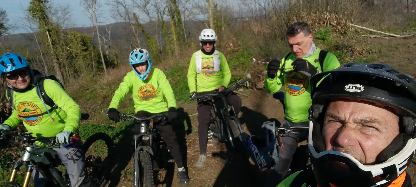 Selfie di biker con le maglie gialle lungo il percorso del Trail del Bosco Sacro